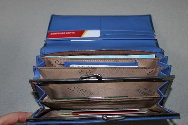 В Новотроицке неравнодушный мужчина вернул найденный кошелек с деньгами законной владелице