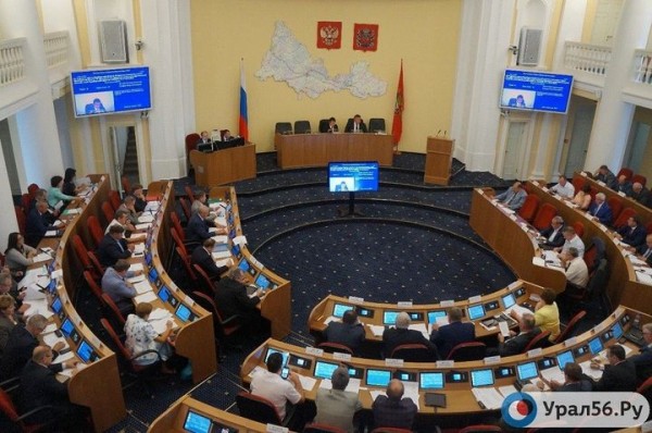 
В России хотят обязать чиновников вести соцсети        