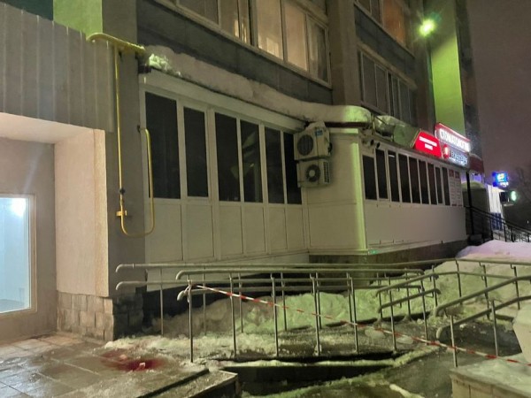 В Оренбурге возбуждено уголовное дело из-за падения льда на пенсионера (18+) В Оренбурге возбуждено уголовное дело из-за падения льда на пенсионера (18+)