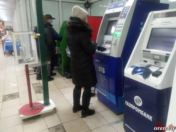 Оренбуржцы жалуются на отсутствие денег в банкоматах