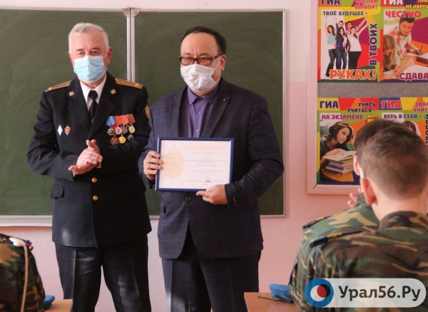 
В Орской школе №53 прошел очередной урок мужества. Детям рассказали о фильме про легендарного советского разведчика Николая Смеречинского        