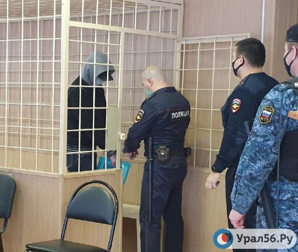 
Подозреваемый отказался от адвоката, но не от Бога: В Орске начался суд по делу о трупе в чемодане        