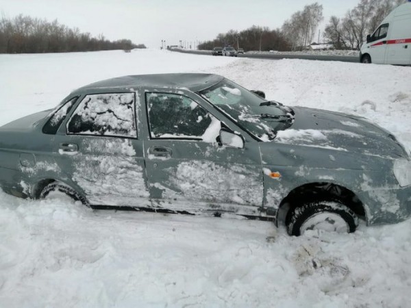 Под Новосергиевкой &laquo;Приора&raquo; перевернулась в кювет