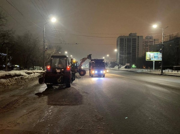Минувшей ночью на улицах Оренбурга работали 94 единицы снегоуборочной техники