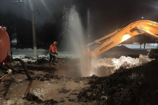 
Всю ночь в Северном микрорайоне Орска из-за коммунальной аварии не было воды        