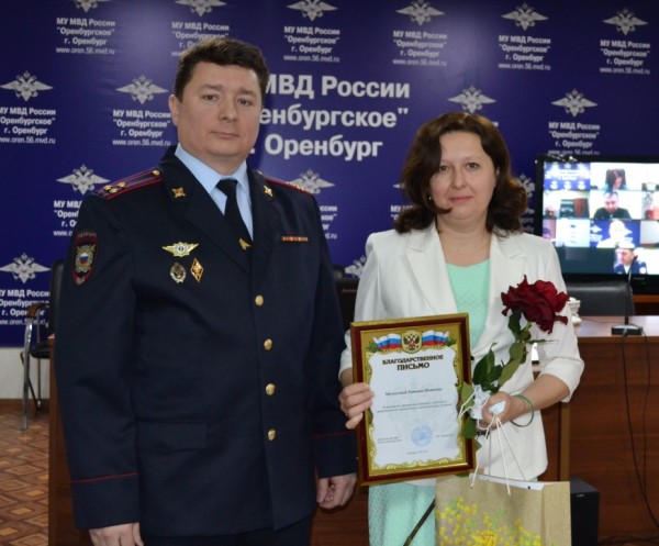 Спасшую пассажиров автобуса оренбурженку наградили в полиции Спасшую пассажиров автобуса оренбурженку наградили в полиции