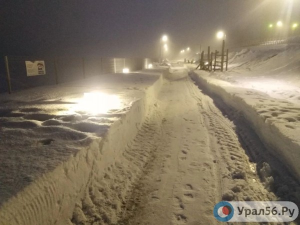 
После публикации Урал56.Ру на набережной Бугуруслана, благоустроенной за 50 млн руб, расчистили дорожки и лавочки        