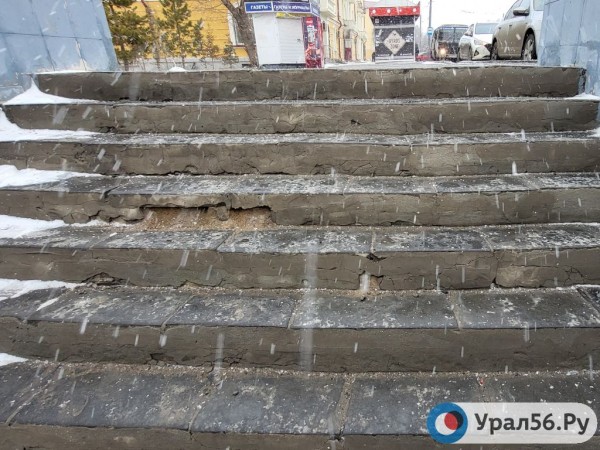 
Пять месяцев спустя: Урал56.Ру вновь прошелся в Оренбурге по отремонтированным осенью переходам        