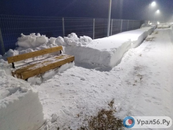 
После публикации Урал56.Ру на набережной Бугуруслана, благоустроенной за 50 млн руб, расчистили дорожки и лавочки        