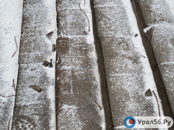 
Пять месяцев спустя: Урал56.Ру вновь прошелся в Оренбурге по отремонтированным осенью переходам        