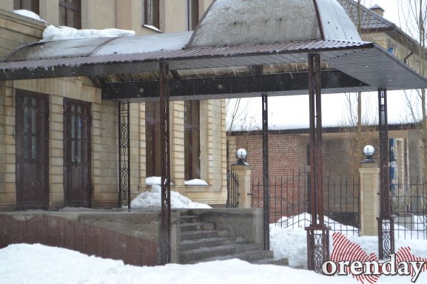 Фокус по превращению гостиницы &laquo;Баку&raquo; в поликлинику оренбуржцы так и не увидели