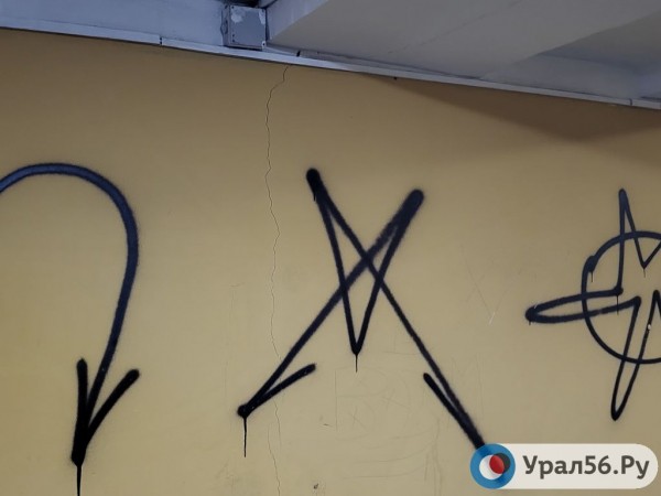 
Пять месяцев спустя: Урал56.Ру вновь прошелся в Оренбурге по отремонтированным осенью переходам        