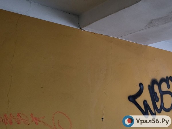 
Пять месяцев спустя: Урал56.Ру вновь прошелся в Оренбурге по отремонтированным осенью переходам        