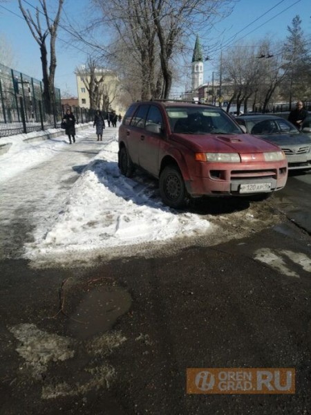 Родители оренбургских школьников создают пробки и паркуют машины на газонах