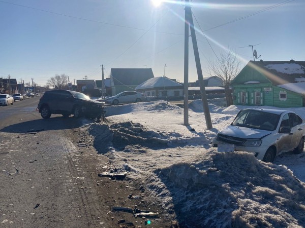 В Тоцком водитель "Тойоты" не уступил дорогу и протаранил "Ладу Гранту"