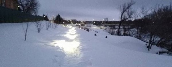 
После публикации Урал56.Ру на набережной Бугуруслана, благоустроенной за 50 млн руб, расчистили дорожки и лавочки        