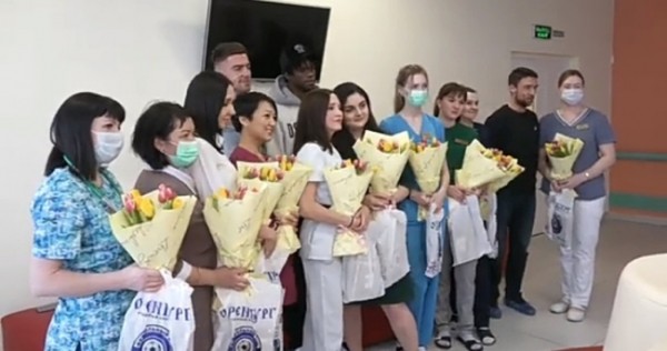 Футболисты "Оренбурга" поздравили с 8 марта сотрудниц перинатального центра