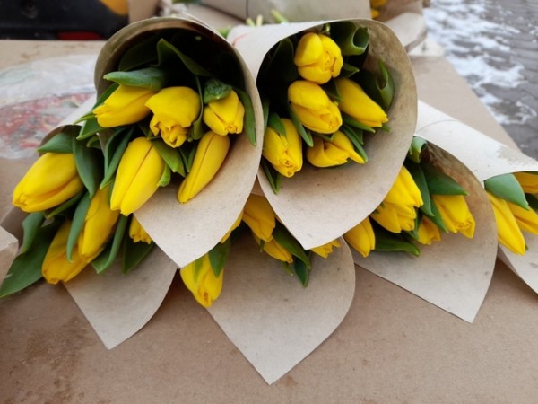 Мужчины из Оренбурга шквально скупают цветы для своих дам