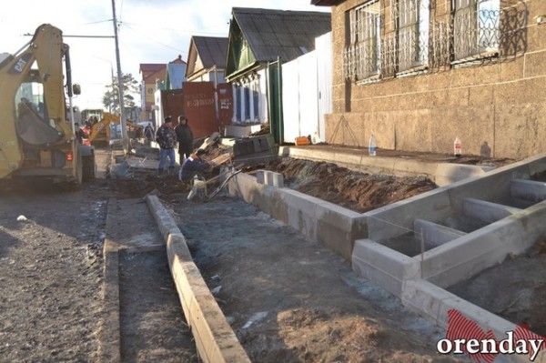 В Оренбурге на ул. Степана Разина из-за луж на кривых тротуарах не выйти из дворов