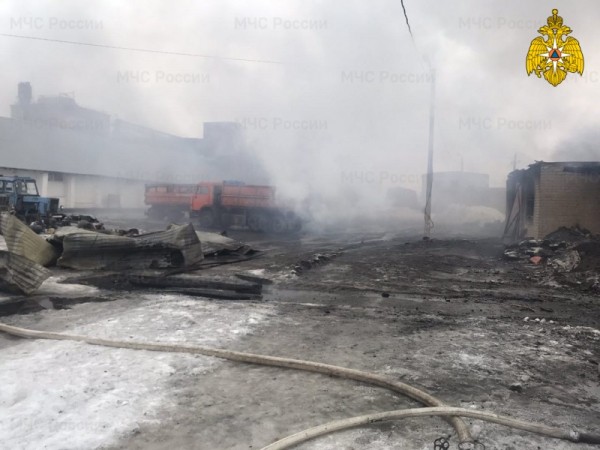 Пожар в Соль-Илецке обрушил крышу склада