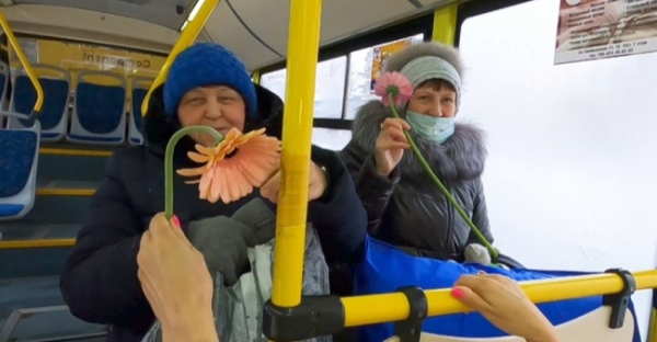 Оренбурженок порадовали цветами в маршрутных автобусах