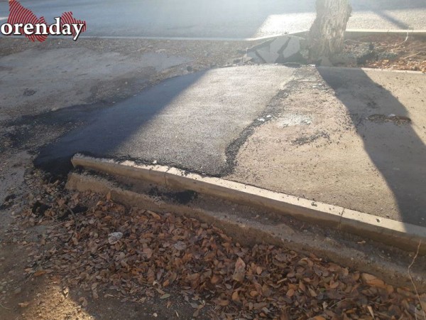 В Оренбурге на ул. Степана Разина из-за луж на кривых тротуарах не выйти из дворов