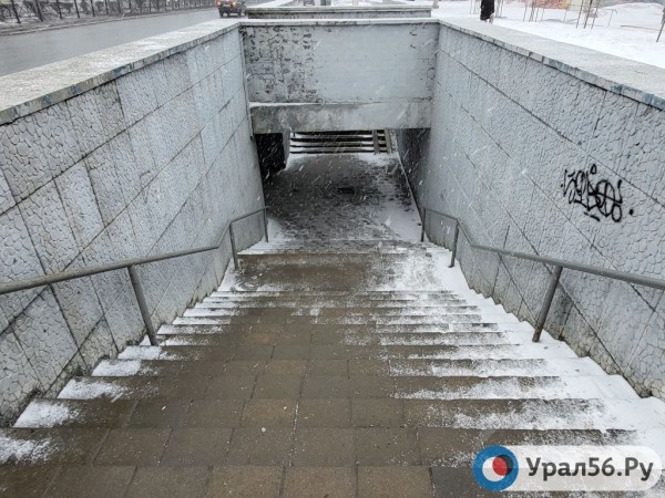 
Пять месяцев спустя: Урал56.Ру вновь прошелся в Оренбурге по отремонтированным осенью переходам        