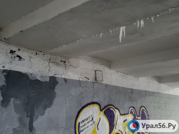 
Пять месяцев спустя: Урал56.Ру вновь прошелся в Оренбурге по отремонтированным осенью переходам        