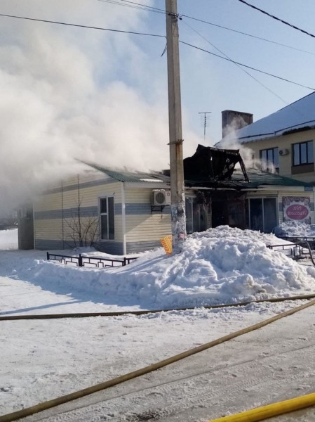 В Саракташе загорелся торговый павильон на площади в 100 "квадратов"