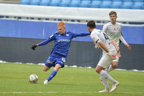 ФК "Оренбург" обыграл КАМАЗ со счетом 2:0 на стадионе в Самаре