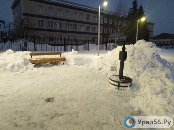 
После публикации Урал56.Ру на набережной Бугуруслана, благоустроенной за 50 млн руб, расчистили дорожки и лавочки        