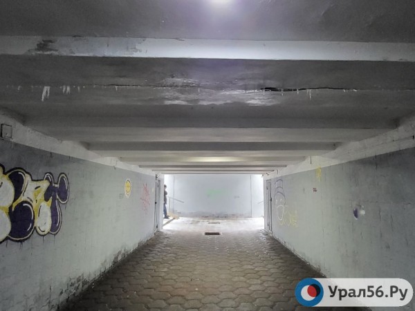 
Пять месяцев спустя: Урал56.Ру вновь прошелся в Оренбурге по отремонтированным осенью переходам        