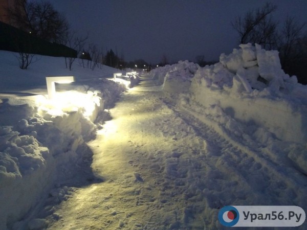 
После публикации Урал56.Ру на набережной Бугуруслана, благоустроенной за 50 млн руб, расчистили дорожки и лавочки        