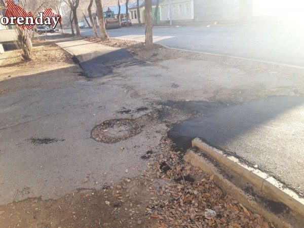 В Оренбурге на ул. Степана Разина из-за луж на кривых тротуарах не выйти из дворов
