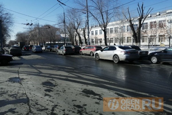 Родители оренбургских школьников создают пробки и паркуют машины на газонах