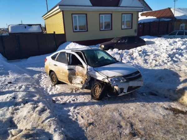 В Тоцком водитель "Тойоты" не уступил дорогу и протаранил "Ладу Гранту"