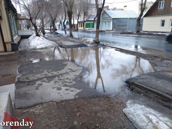 В Оренбурге на ул. Степана Разина из-за луж на кривых тротуарах не выйти из дворов