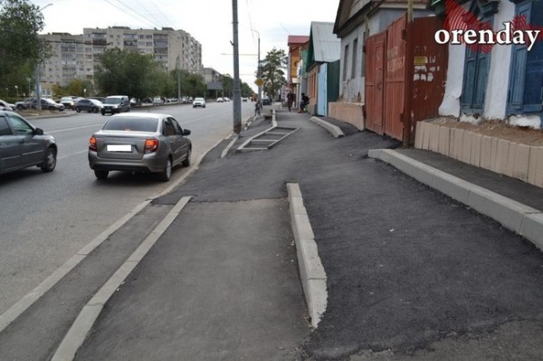 В Оренбурге на ул. Степана Разина из-за луж на кривых тротуарах не выйти из дворов