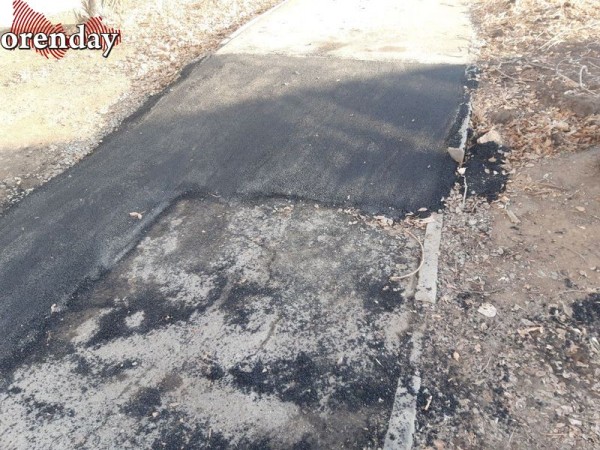 В Оренбурге на ул. Степана Разина из-за луж на кривых тротуарах не выйти из дворов