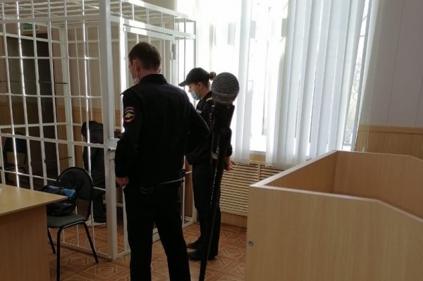 В Орске суд продлил меру пресечения обвиняемым по делу &laquo;о смертельном суррогате&raquo;