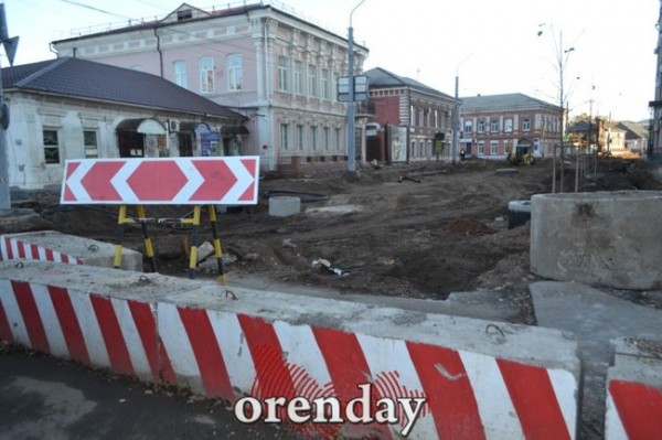 При капремонте улицы Постникова дорожники скрыли обнаруженную брусчатку