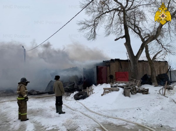 Пожар в Соль-Илецке обрушил крышу склада