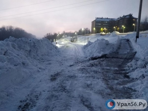 
После публикации Урал56.Ру на набережной Бугуруслана, благоустроенной за 50 млн руб, расчистили дорожки и лавочки        