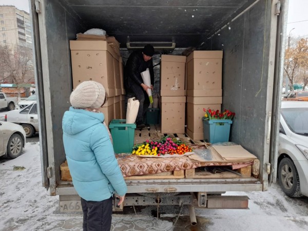 Мужчины из Оренбурга шквально скупают цветы для своих дам