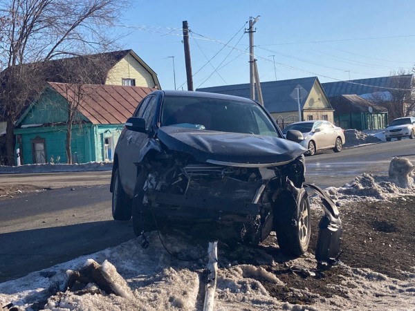 В Тоцком водитель "Тойоты" не уступил дорогу и протаранил "Ладу Гранту"