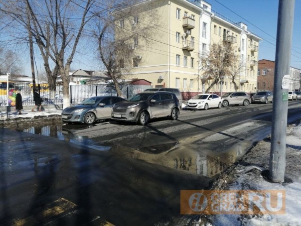 Родители оренбургских школьников создают пробки и паркуют машины на газонах