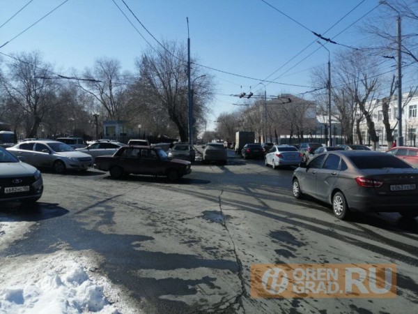 Родители оренбургских школьников создают пробки и паркуют машины на газонах