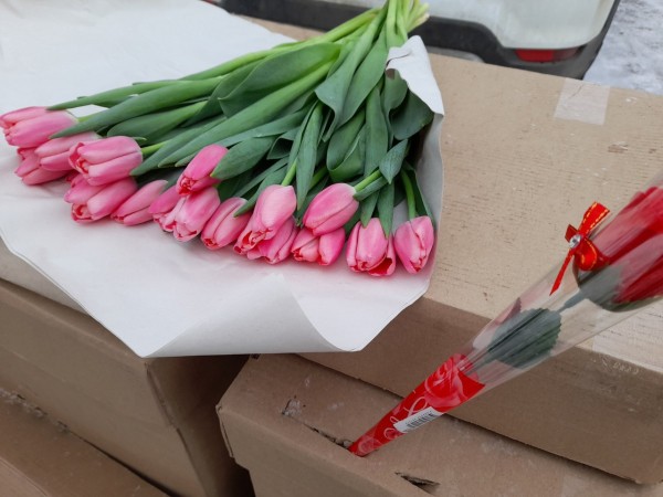 Мужчины из Оренбурга шквально скупают цветы для своих дам