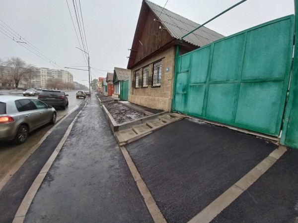 В Оренбурге на ул. Степана Разина из-за луж на кривых тротуарах не выйти из дворов