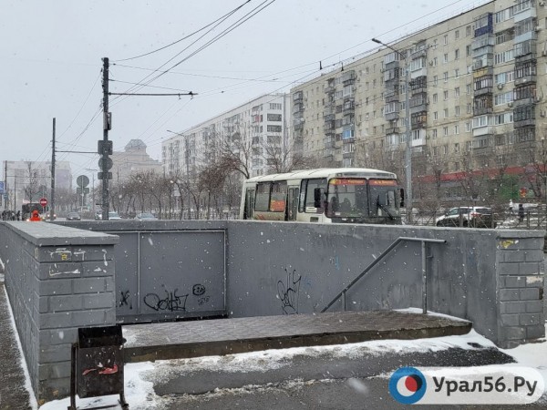 
Пять месяцев спустя: Урал56.Ру вновь прошелся в Оренбурге по отремонтированным осенью переходам        